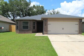 Building Photo - Updated 3-Bedroom, 2-Bath Home with Modern...