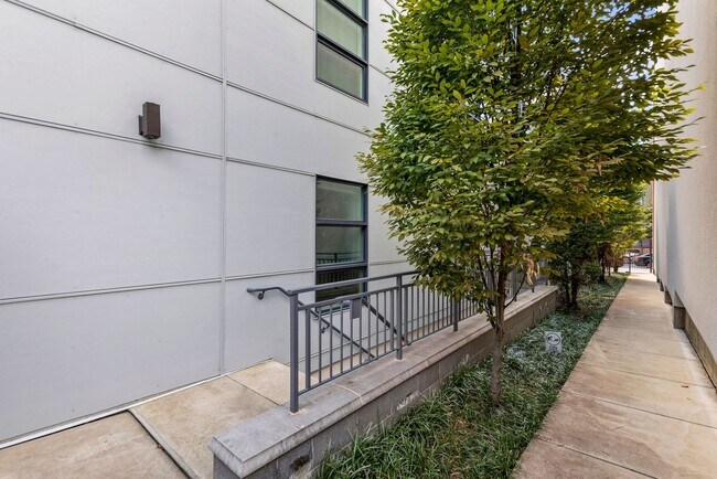 Building Photo - Professionally Managed // 2 bedroom 2 bathroom Modern Condo//  Adams Morgan// Parking Included!