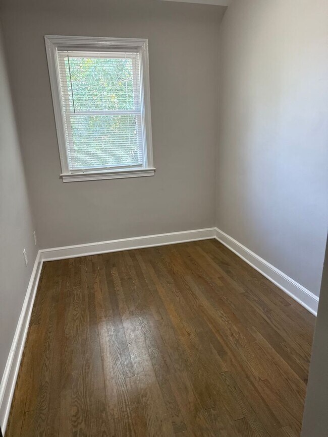 Building Photo - 935 E 41st St