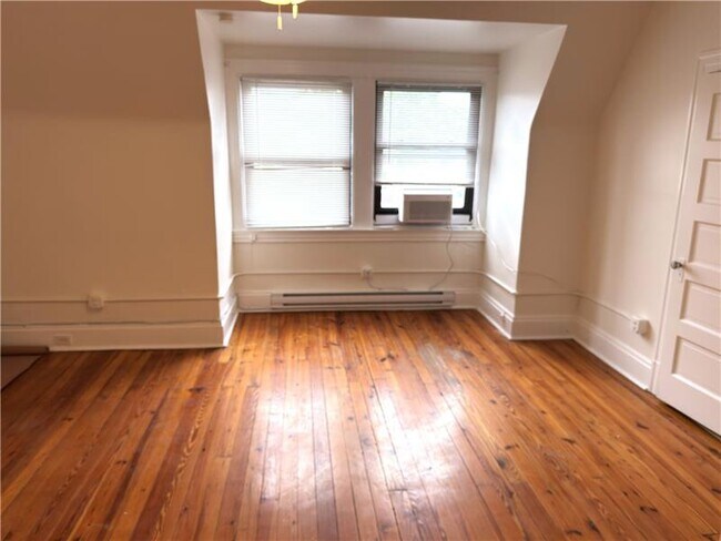 Building Photo - 335 S Evaline St