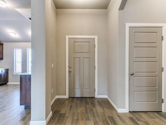 Building Photo - 3 bedroom, 2 bathroom, 2 car garage