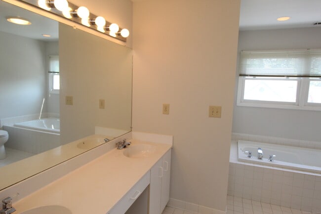 Building Photo - 42 Greystone
