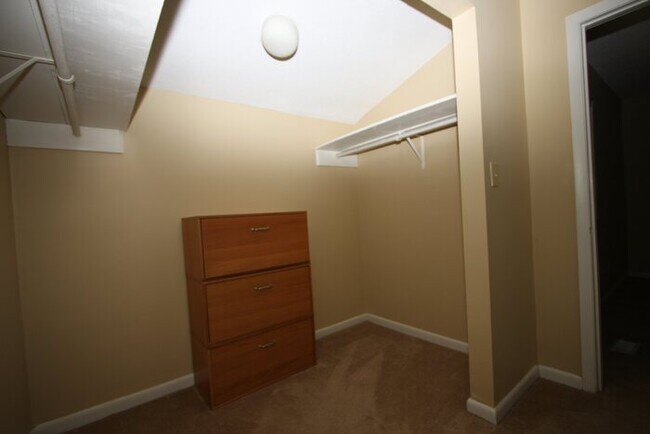 Building Photo - 204 Oak Tree Dr