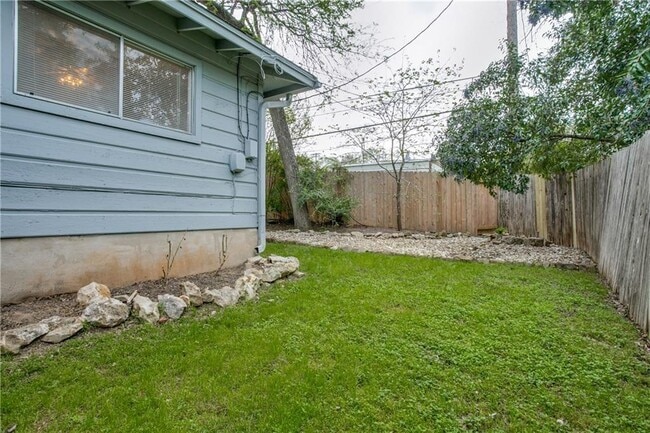 Building Photo - 2313 La Casa Dr