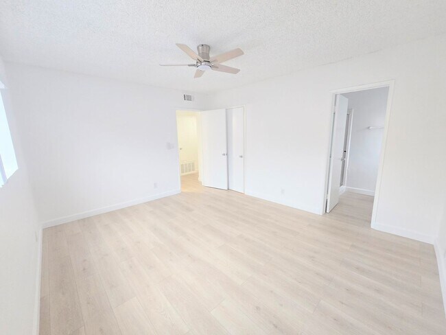 Building Photo - Welcome home! 2bd/2ba unit with parking. Master bedroom with en-suite bathroom!