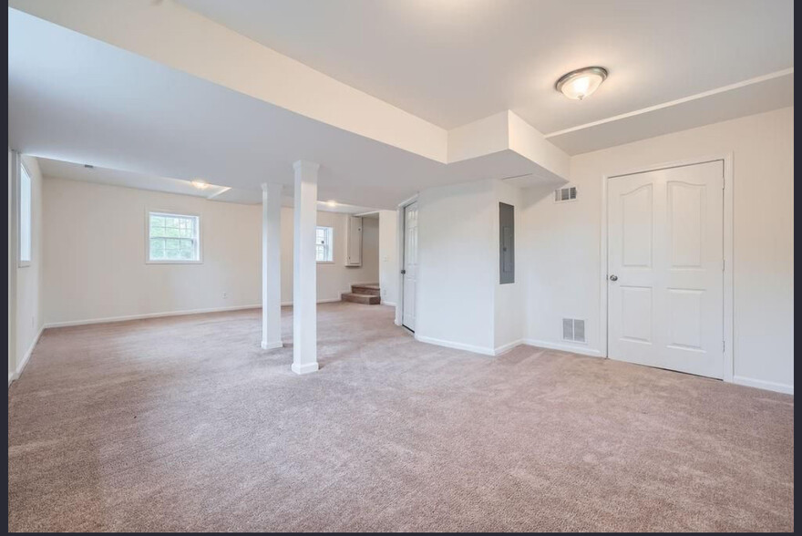 Building Photo - 4089 Menlo Dr