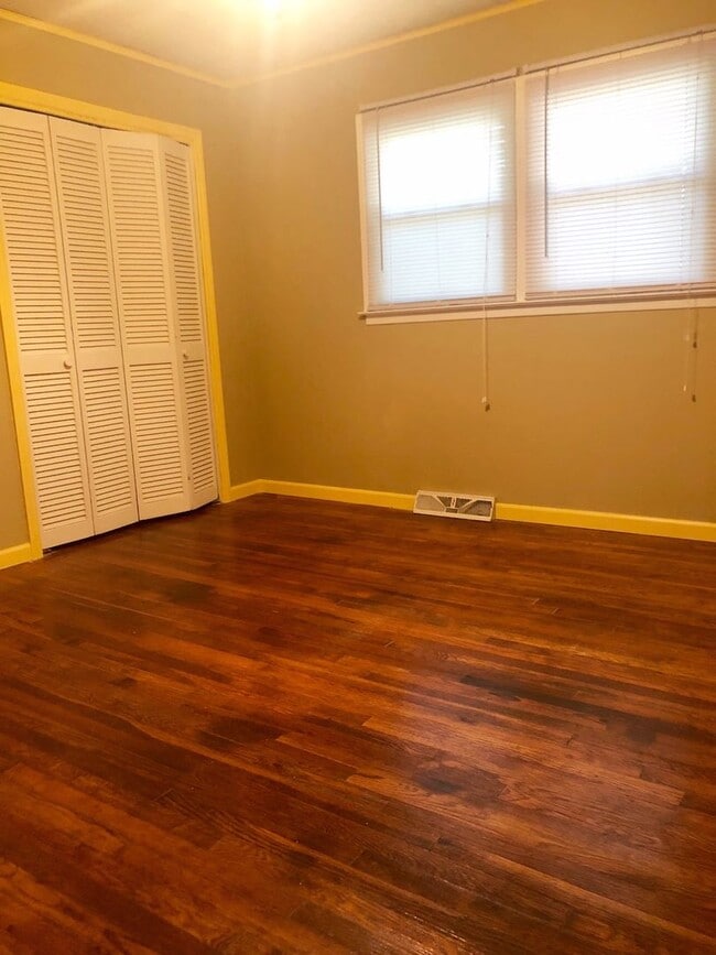 Building Photo - 3 Bedroom Brick Ranch House in a Great Location!