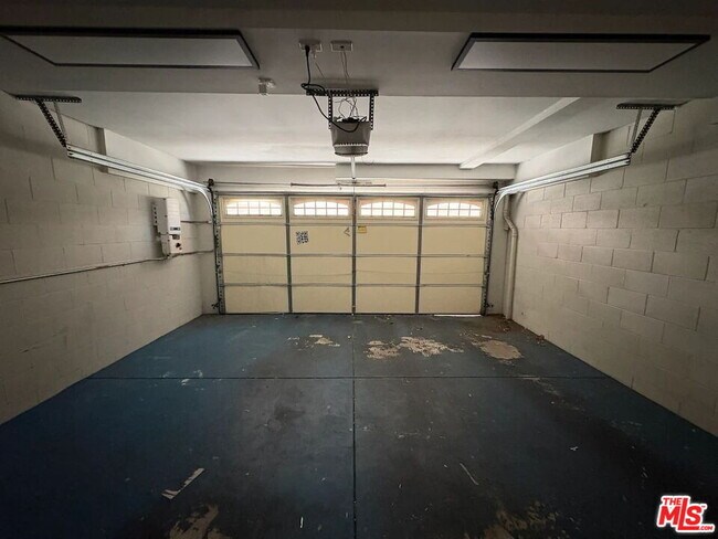 Building Photo - 11622 Oxnard St