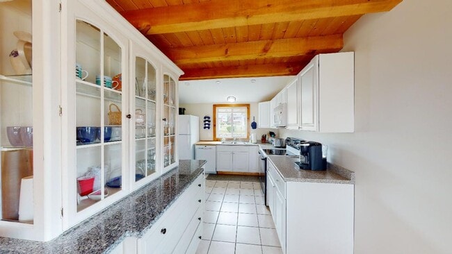 Building Photo - Winter Rental Only. Single Family Available: September 1 to April 30th - May 15th