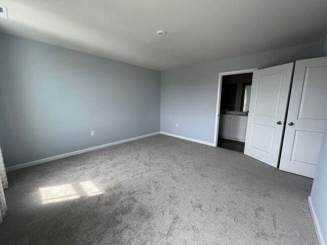 Building Photo - For Rent