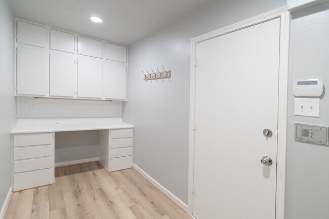 Building Photo - 10 Coralvine Ct