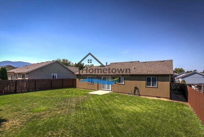 Building Photo - Sweet 2 Bed 1 Bath House with a Fenced Yard in Post Falls!