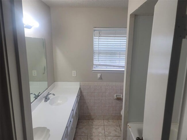Building Photo - 10601 Sagewind Dr