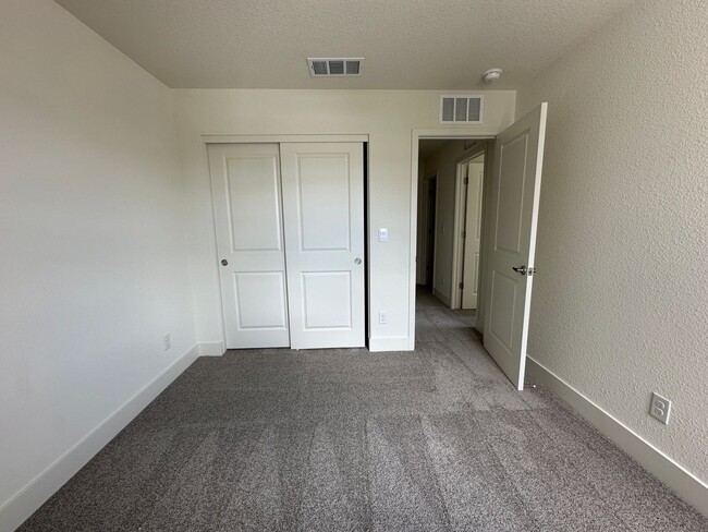 Building Photo - Beautiful new home