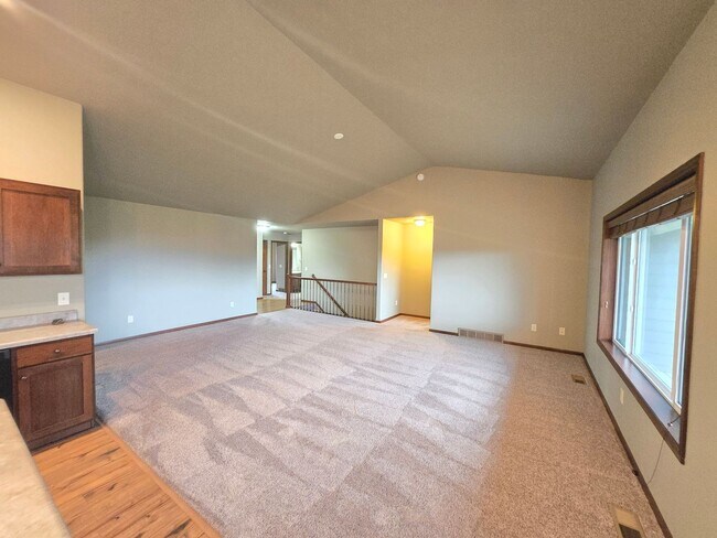 Building Photo - Spacious 3 Bed 2 Bath Twinhome | East Siou...