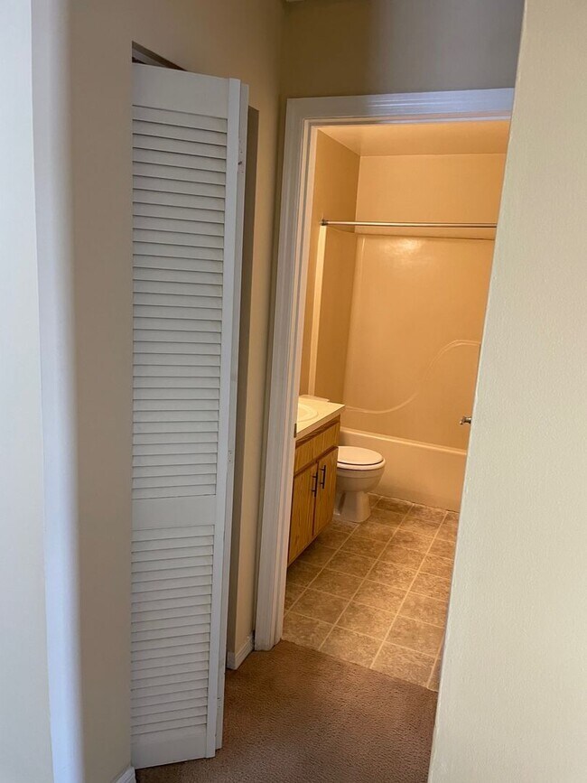 Building Photo - Coral Gardens Two bedroom condo