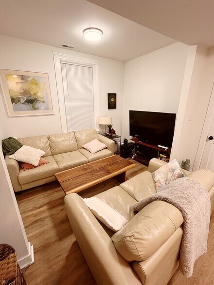 Living Room furnished - 1518 W Augusta Blvd