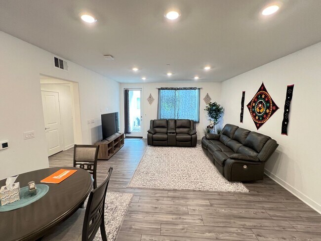Building Photo - Upscale Living 2 Bed 2 Bath Condo in Anahe...