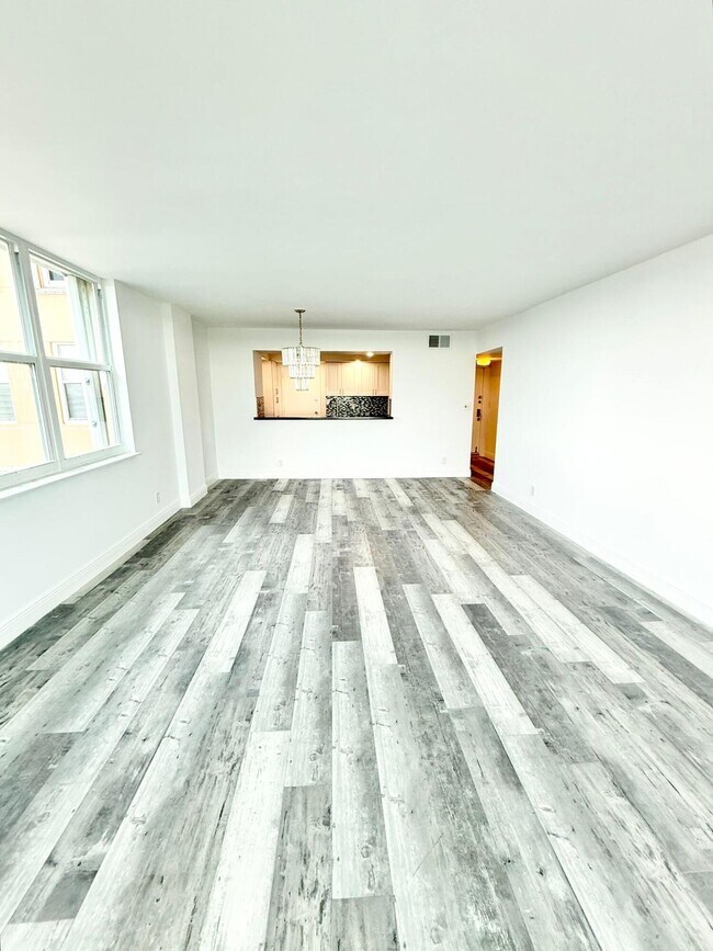 Building Photo - 1150 Hillsboro Mile
