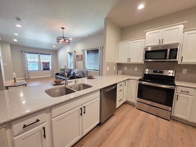 Building Photo - Gorgeous 2 Bed 3 bath Town Home In Lorson Ranch!!