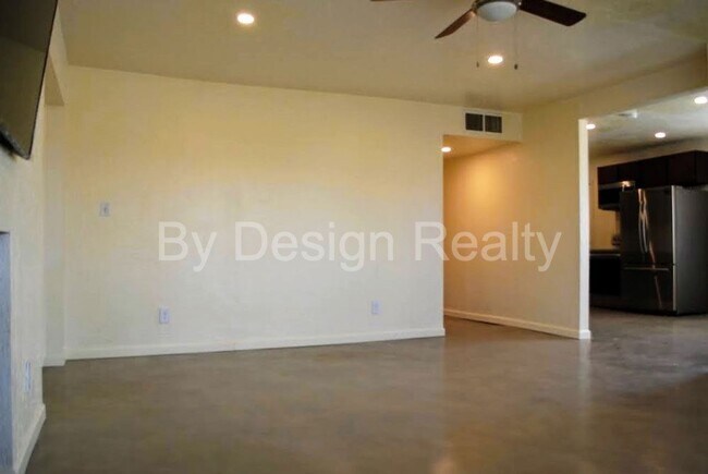 Building Photo - Recently Updated - 3 Bed 2 Bath - Large Ga...
