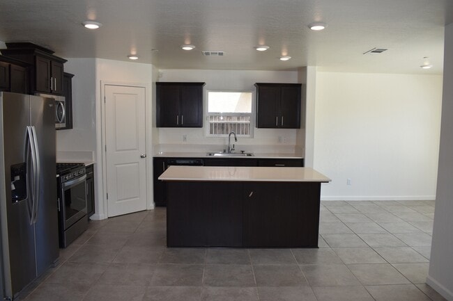 Building Photo - 698 Jessie Dr
