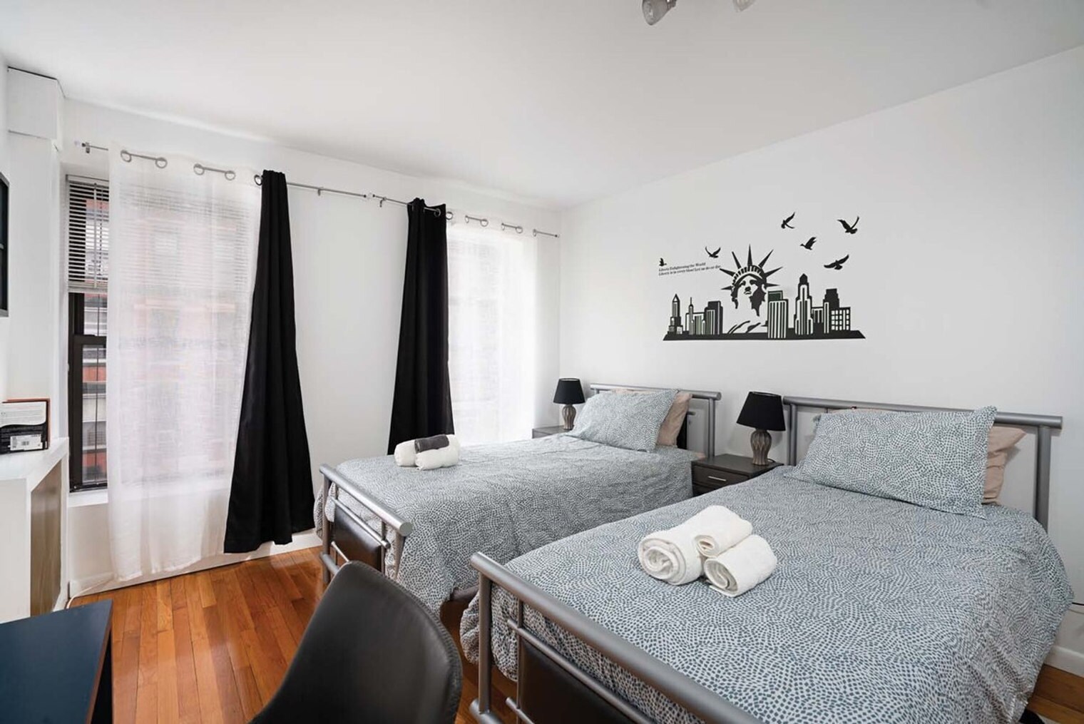 Building Photo - 305 E 104th St