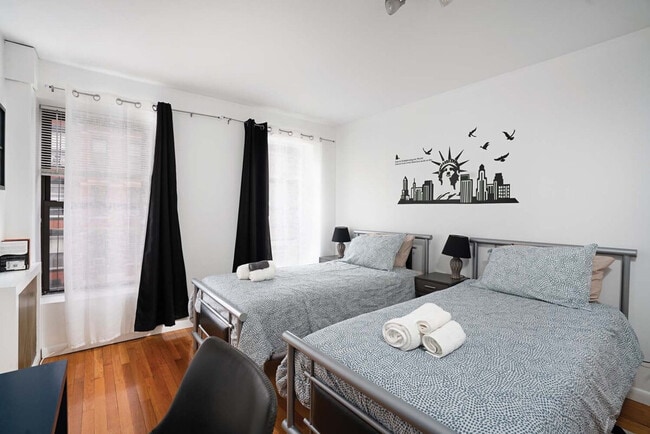 Building Photo - 305 E 104th St