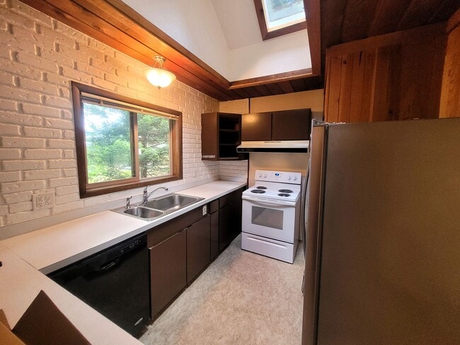 Building Photo - Cabin Style Home, 2 Bedroom - Bellingham, Toledo St