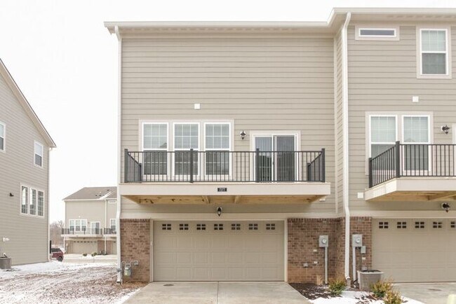 Building Photo - Beautiful Townhome in Carmel
