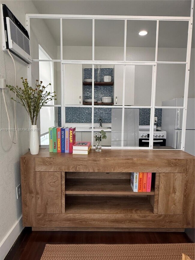 Building Photo - 723 2nd St