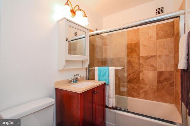 Building Photo - 1121 Arlington Blvd