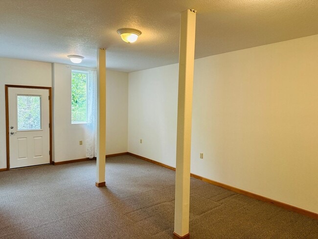 Building Photo - Stunning Custom Home with Beautiful Views