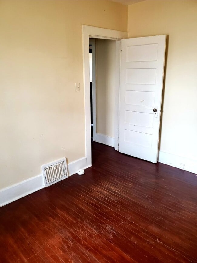 Building Photo - Coming Soon! Well Maintained and Clean 2br/1ba House with Hardwood Throughout