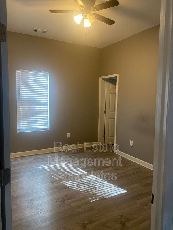 Building Photo - 609 N Hill St