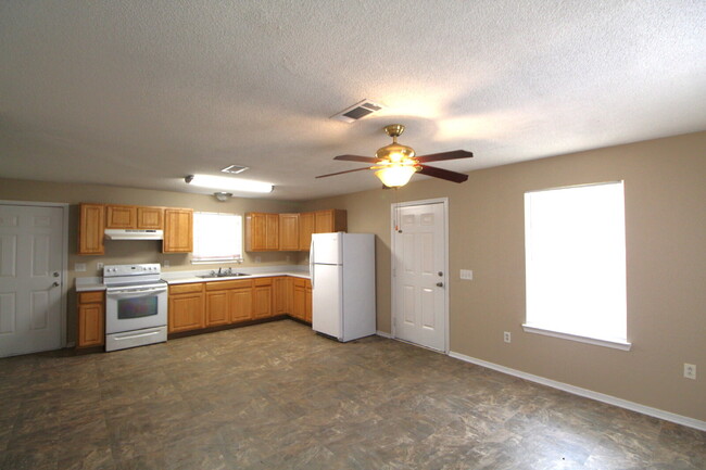 Building Photo - Updated 3BR/1BA Home with Fenced Yard in C...