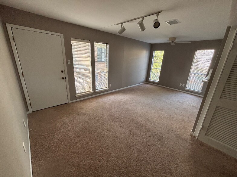 Building Photo - 2137 Branard St