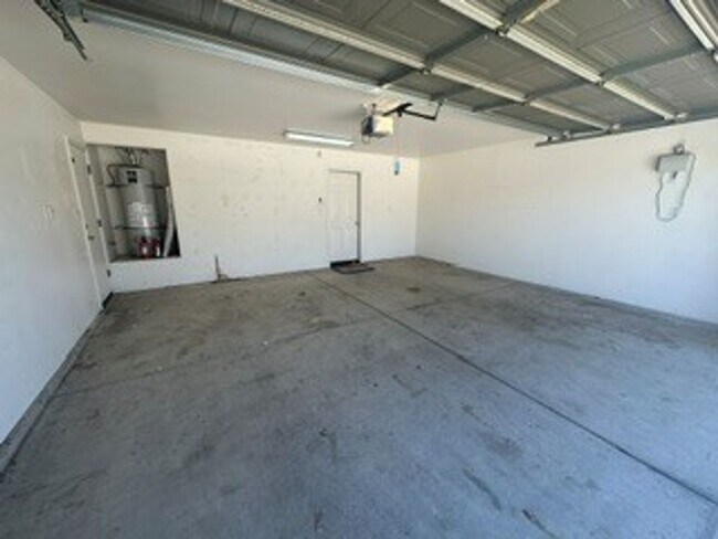 Building Photo - Must-see home located in the Northwest, SOLAR!!