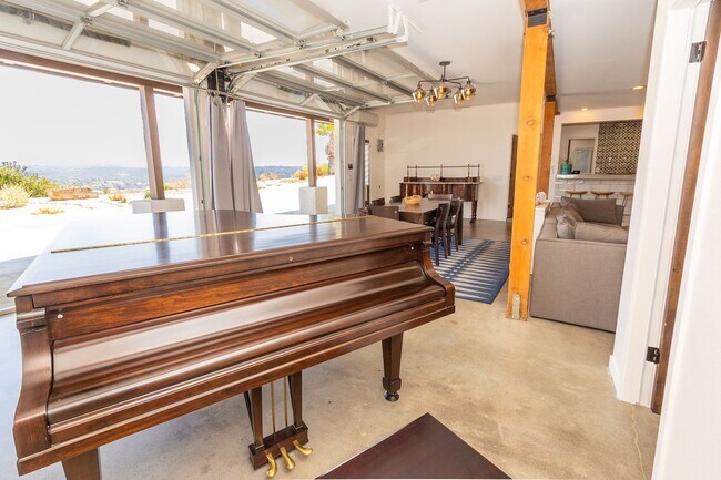 Building Photo - Spectacular Furnished 4 Bedroom/ 3 Bath Mid-Century Modern Retreat in Encinitas