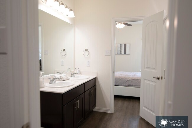 Building Photo - 621 Cottage Row