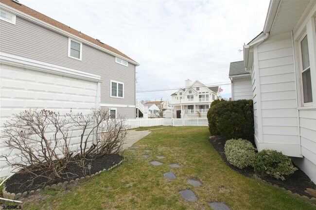 Building Photo - 104 N 35th Ave