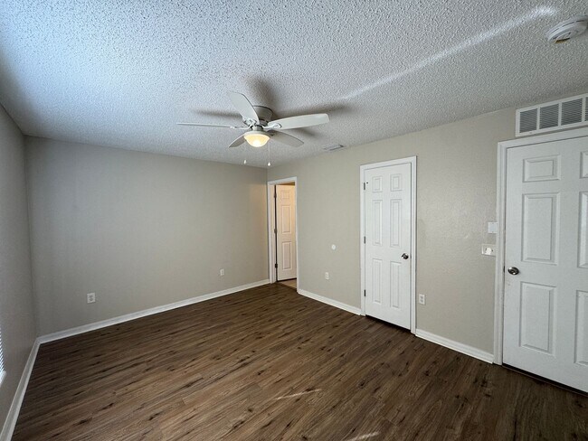 Building Photo - Spacious 4-Bedroom Home with 3 Full Baths in Whispering Trails – Pet Friendly!