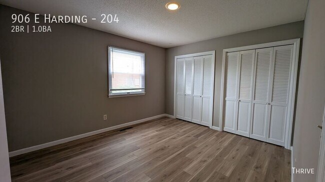 Building Photo - 906 E Harding-204