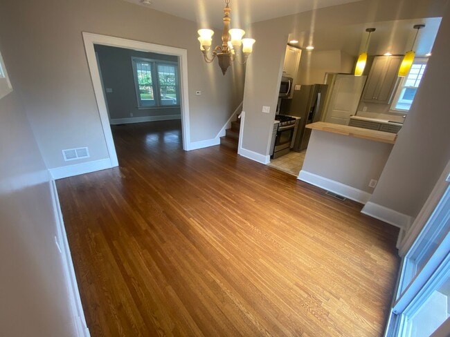 Building Photo - 4 Bedroom- Grandview