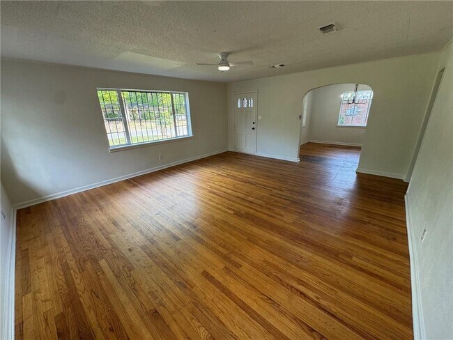 Building Photo - 713 Iris Ave