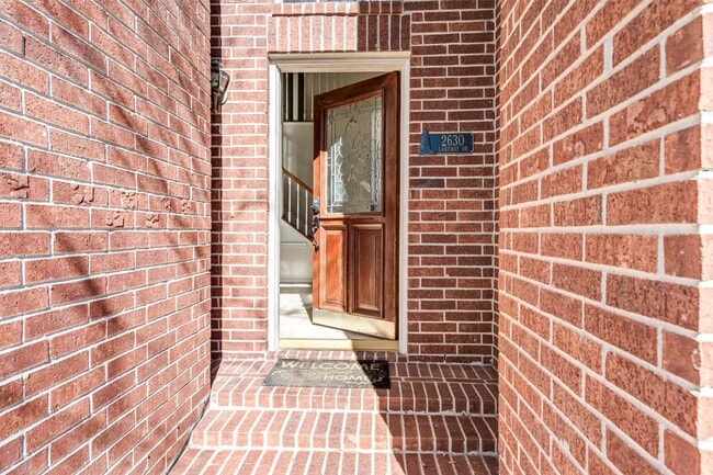 Building Photo - 2630 Lakeway Dr