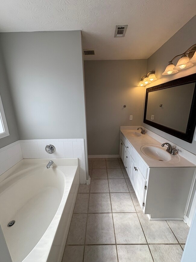 Building Photo - 918 Hallwood Ln