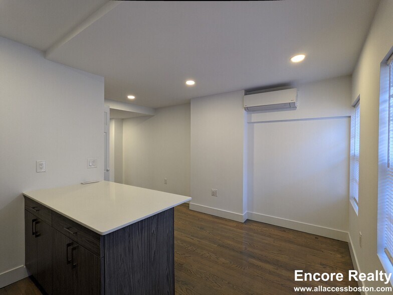 Building Photo - 61 Joy St