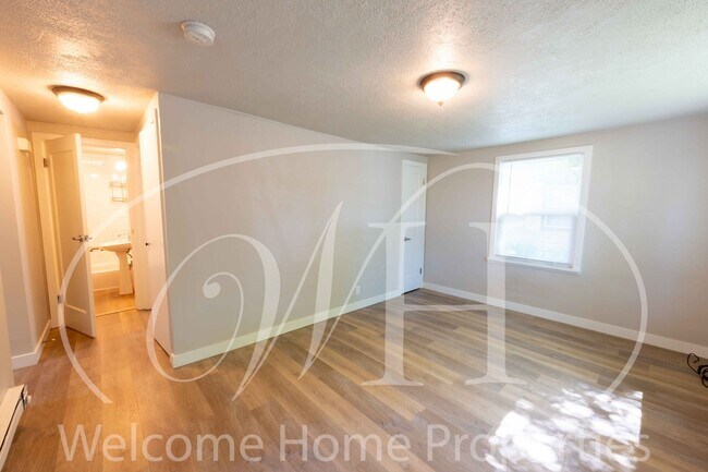 Building Photo - Great One Bedroom Home in a Natural Setting