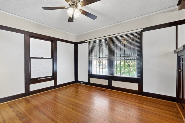 Building Photo - Downtown BUNGALOW 2 Bedroom 1 Bath